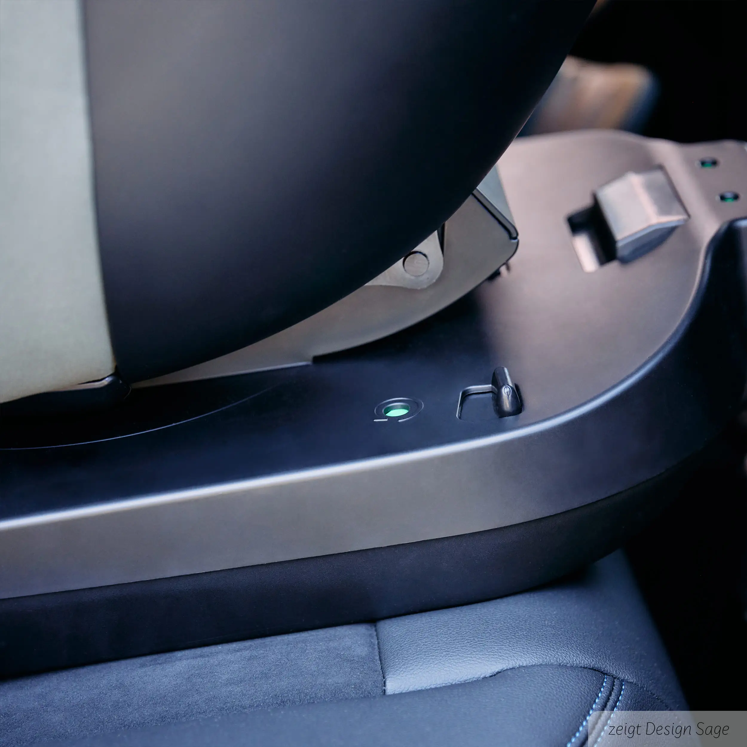 Kindersitz Lily i-Size inkl. drehbarer Isofix Base Root - Black