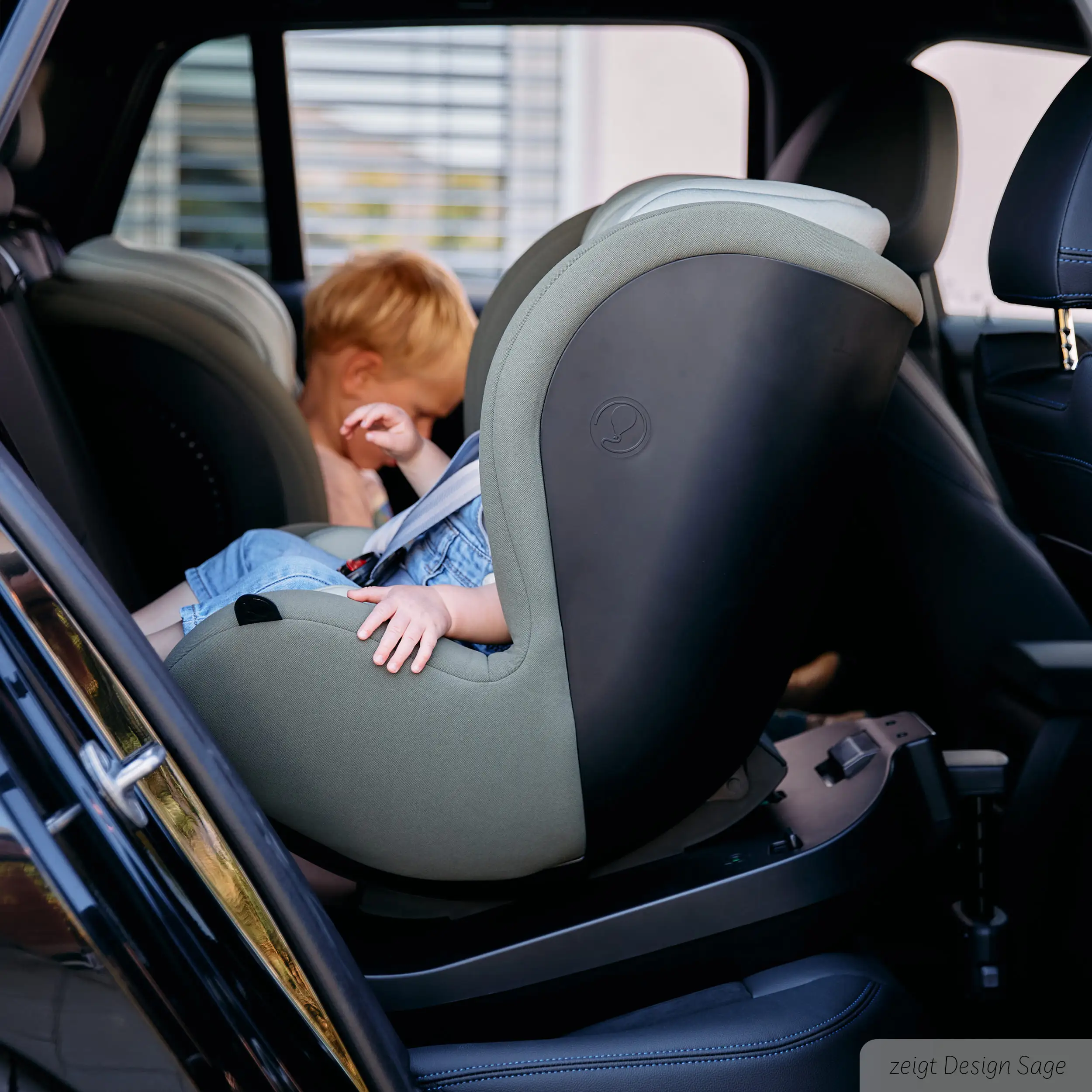 Kindersitz Lily i-Size inkl. drehbarer Isofix Base Root - Black